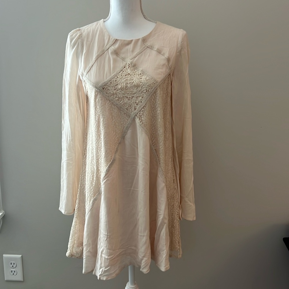 EUC Women’s FASHION ON EARTH Beige Romantic Dress Small 4 6 Flowy Lace Lined